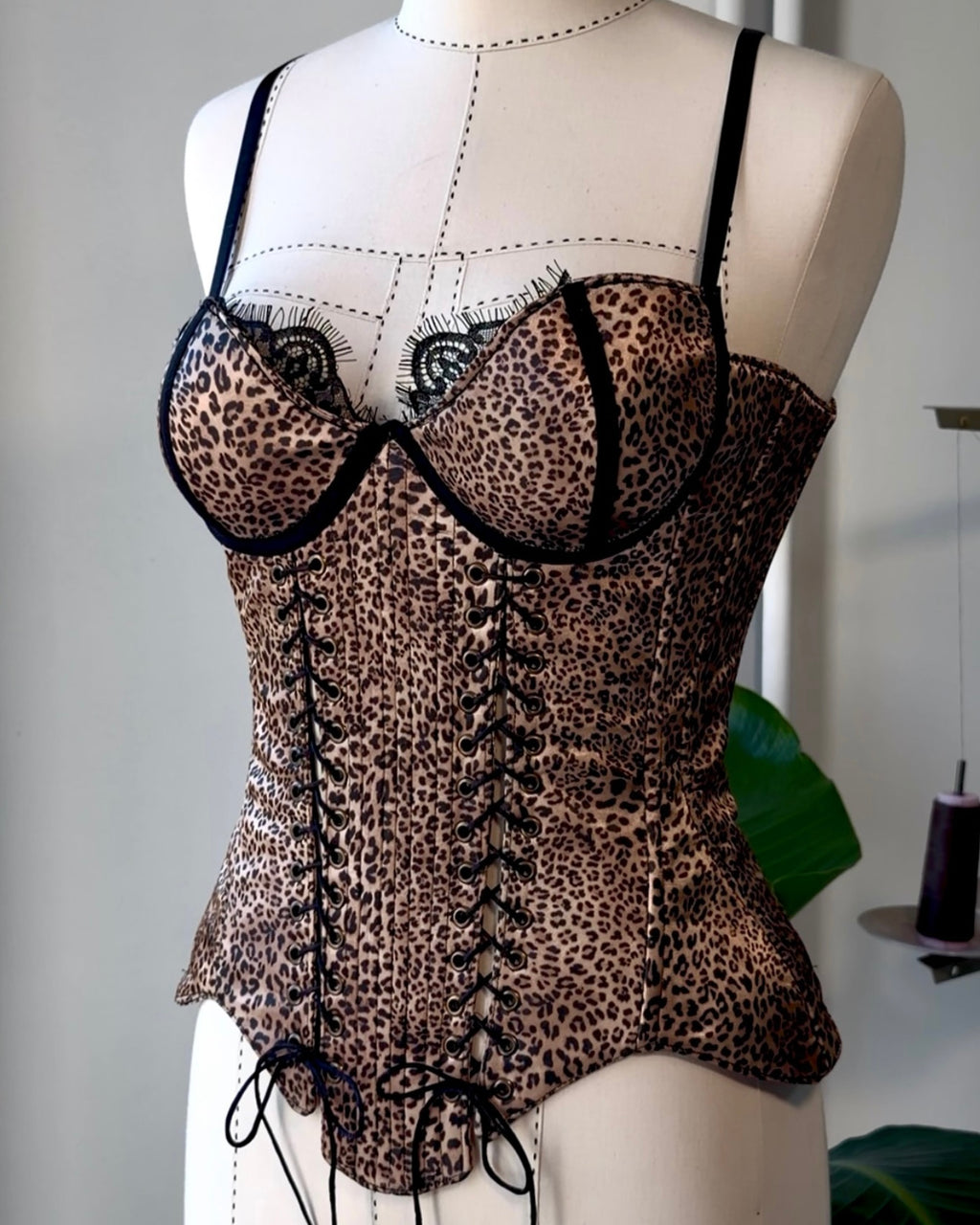 Feline Leopar Desenli Dantel Detaylı Korse